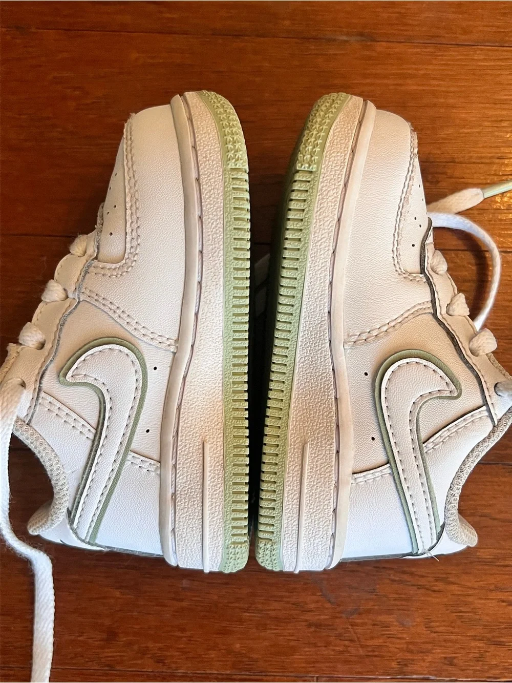 Nike - Children’s White Low-Top Air Force 1 light green detail